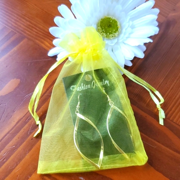 ๐ Gold tone Fashion Hollow-Out alloy Earrings ๐ - Picture 5 of 6